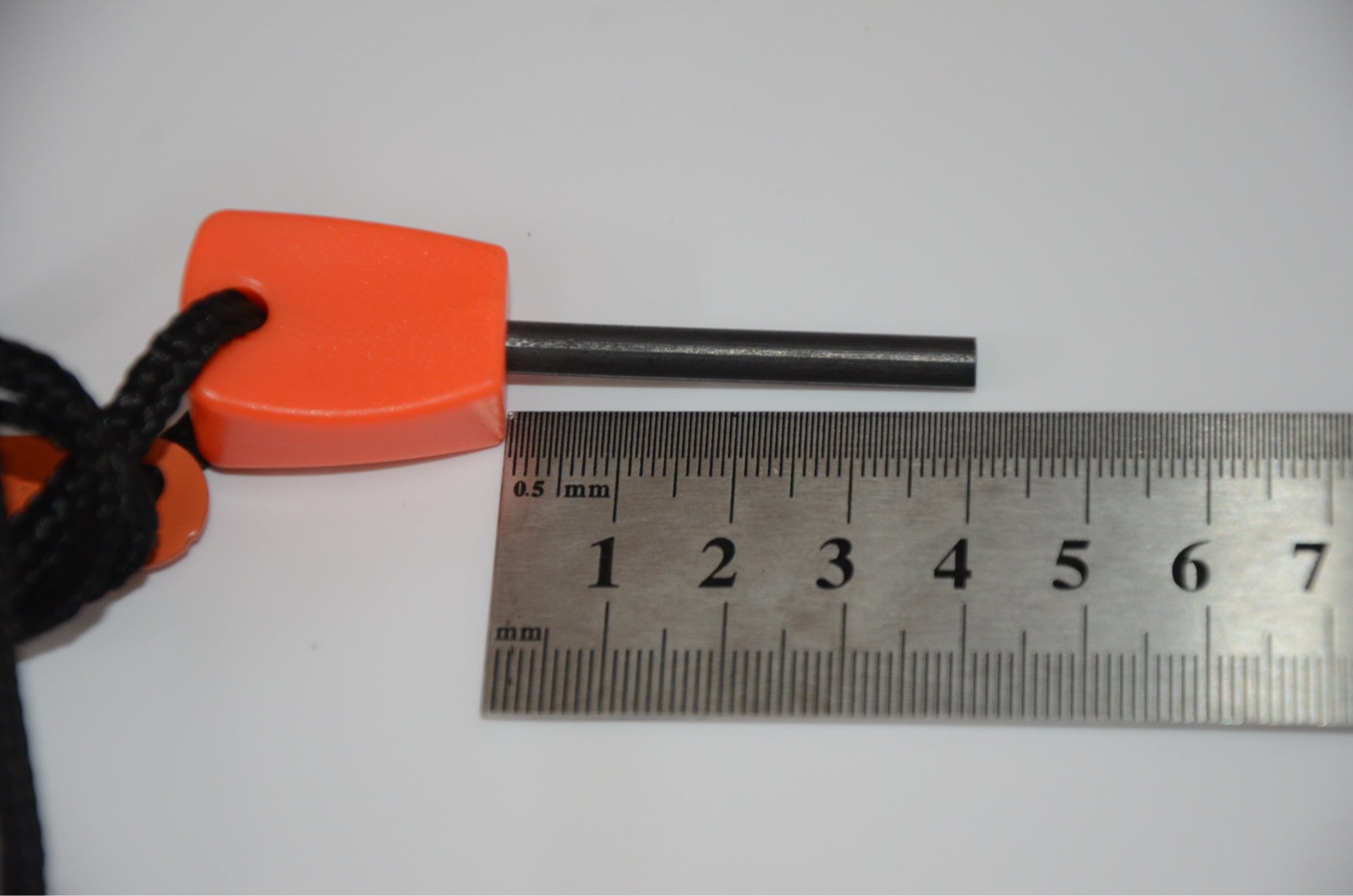 Venta al por mayor de acero inoxidable mini trompeta supervivencia silbato llavero